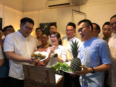 王晓庭(中)宣布竞选总团长,接受党员们的“谐音”祝福时,笑得合不拢嘴。