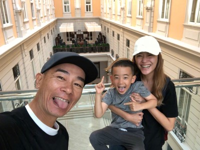 陈小春现在的家庭生活算是弥补了过去的悲惨童年。