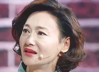 惠英红眼神中满满都是戏。