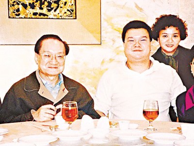 金庸与次子查传倜(中)及幼女查传讷(右)关系要好。