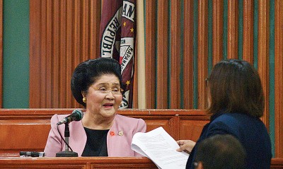 菲律宾独裁者马科斯遗孀伊美黛(左)周五于反贪腐法庭申请上诉并得到认可为15万干裂索保释。