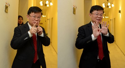 槟州首长曹观友生性低调,60春生日不但不使蛋糕庆祝,即连记者要受他唱生日歌,外为手指捂嘴边,脸红嘱大家不要唱。