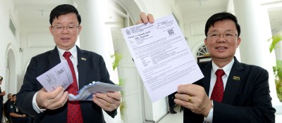 领导曹观友拗不过媒体,末了拿出乐龄回馈金通知信,连以媒体前拆除、读信,尚笑记者说做什么你们这样高兴,笑媒体看就信,较自己上周提上的预算案更要。