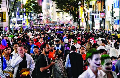 涉谷街头不少口打扮得古灵精怪迎万圣节。