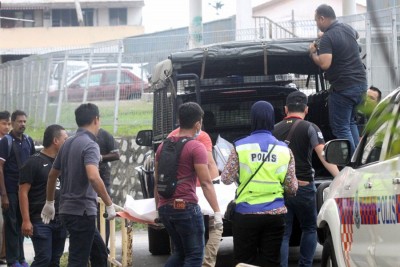 警方人员把两具遗体逃离,以载往解剖。