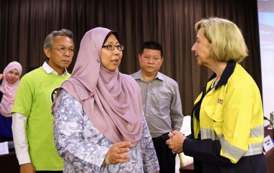 关心莱纳斯稀土厂运作及废料管理课题的文冬区国会议员黄德及关丹区国会议员傅芝雅,也出席听证会,并与萊納斯公司總執行長阿曼達进行交流。