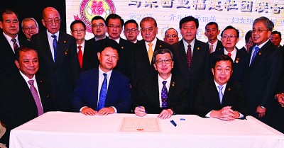 监誓人邱财加(坐者左起)、白天及签证人林福山在陈国伟见证下,签署宣誓委任状。