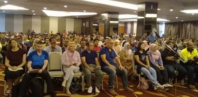 评估莱纳斯稀土厂委员会当天在关丹召开公开听证会,获得大约500名民众及政党人士出席,全场爆满,讨论气氛炽热。