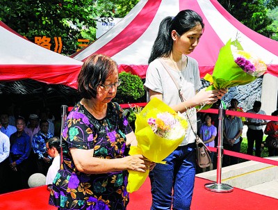 南侨机工郑世强家眷特地从中国来槟拜祭。