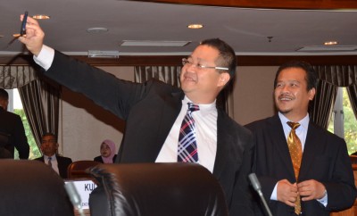 林桂亿州议员与阿兹曼行政议员在议会开始前自拍。