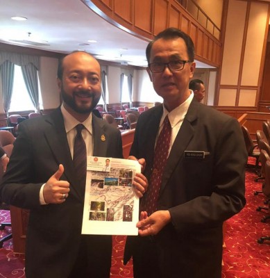 居林区州议员杨庆传向吉打大臣提呈亲手制作的建议书,建议将吉南明星山打造成为第2个“升旗山”。