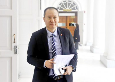 王康立:我母亲当股票经纪很多年了,所有股票都是她送我的,但我也是债务最多的啊!”