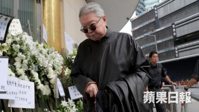 钱庸好友蔡涛一早至香港殡仪馆。