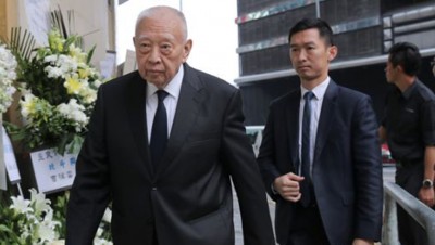 眼前特首董建华吧到位致哀。