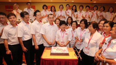 民政党青年团及妇女组为11月份生日的谢顺海(左5起)及陈莲花庆生。左4为陈庆亮。
