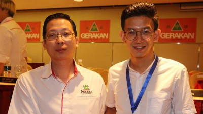 陈庆亮祝贺黄志毅接任团长职。