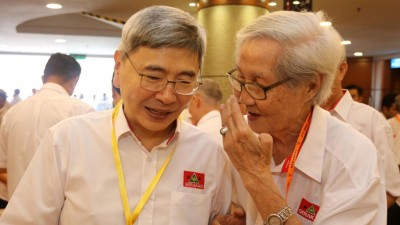 马袖强为败选负责,放弃捍卫全国主席职,因此一脸轻松与老党员有说有笑。