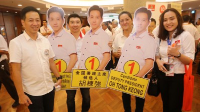 胡栋强虽属两派共同署理主席人选,仍然尽最后努力拉票。