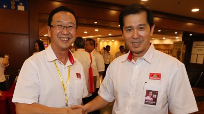 刘华才(左)与杨锦成共逐全国主席职,相互握手打气,维持君子之战。