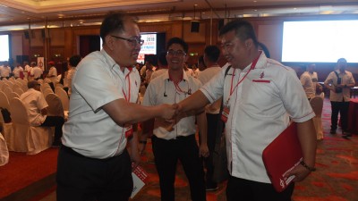 黄伟益(左)成功捍卫,吴俊强则无法打入州委会。