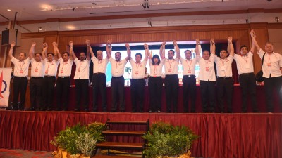 新届州委阵容出炉,在首长曹观友带领下高举双手,继续带领槟火箭前进。