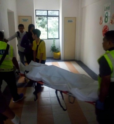 警方将尸体抬离现场。