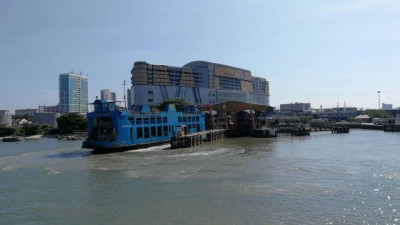 槟岛乘搭渡轮前来槟城中环广场视角。