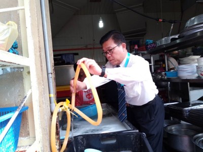 王勇元将水管挂好,避免将洗碗盆内的肥皂泡沫喷洒至洗好的碗碟上。