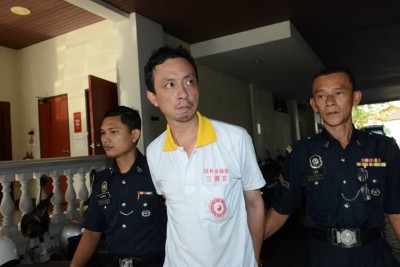 被告林鸿安被警方押至推事庭时,全程冷静面对媒体,也没躲避媒体镜头。