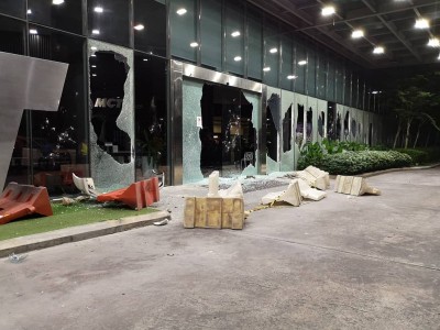 MCT大厦的玻璃门被砸破。
