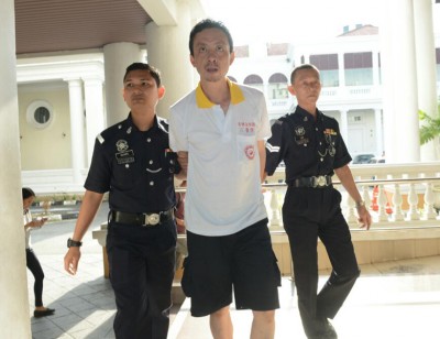 被告林鸿安被警方押至推事庭时,全程冷静面对媒体,也没躲避媒体镜头。