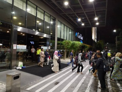 酒店客人受促暂时离开酒店,以策安全。