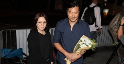 “丁孝蟹”邵仲衡手持鲜花与“方婷”李丽珍一起到场。