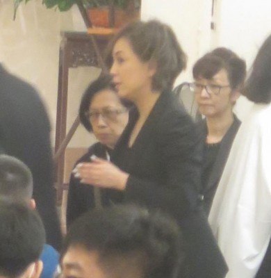 蓝洁瑛生前好姐妹邓萃雯一身黑衣现身。