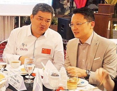 杨顺兴(右)与车队成员在晚宴上交流甚欢。