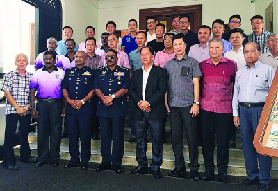 槟威摩托汽车商暨银业公会成员在迎接槟州总警长达威甘的前来时一同合照留影。