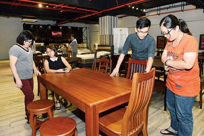 采用优质木材所制造的餐桌椅更为稳固耐用。