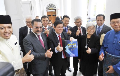 曹观友(左3)提呈2019年槟州财政预算案。左起为槟州行政议员阿菲夫、佳日星、章瑛、槟州秘书法力占等众行政议员陪同。