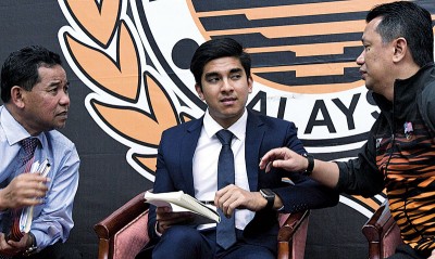 (左起)阿末沙巴威、赛沙迪及大马奥理会会长拿督斯里应扎在周三走上交流。