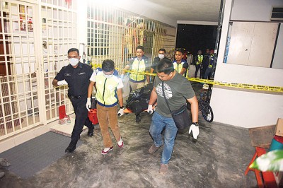 警员将女死者遗体移出现场。