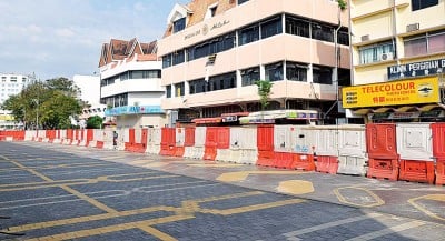 承包商在屠妖节过后用封路之路障围墙“增长”过人。
