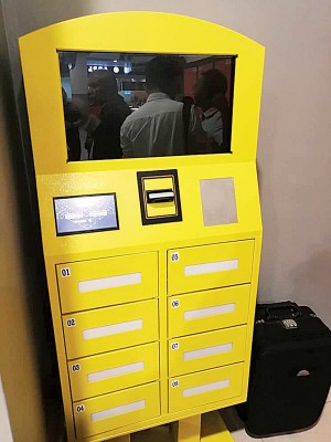 广场内设有付费手机充电设施,以备不时之需。