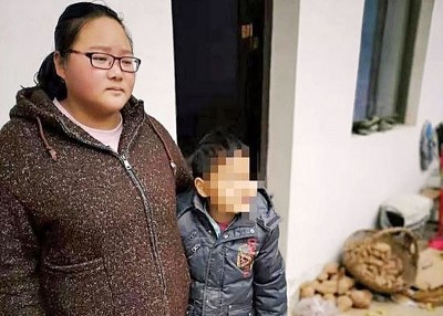 张亚(左)跟儿子合照。