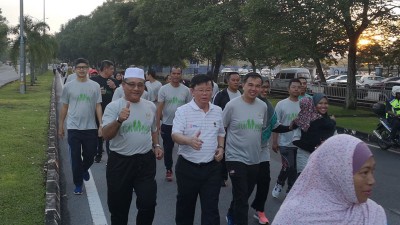 曹观友与民众及市议员步行健身。