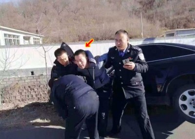 警官合力将司机韩继华(箭嘴示)制伏。