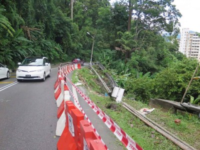 垄尾山路周三凌晨发生一宗泥土倾泻事件,原本设在路旁的防护杆都倾倒了,但未影响山路车辆通行,而承包商工人在动工修复。