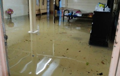 峇都充分区一中住家遭雨水淹入。