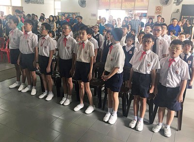 岁末之际正当各校的毕业骊歌奏起的当儿,位于四条路的三民小学的8名学生也齐唱校歌,为6年的小学生涯划上完美句点。