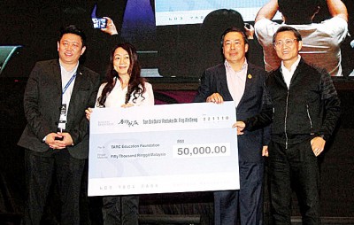 黄荣盛移交5万令吉模拟支票给拉曼大学学院槟州分院院长卓月圆。右起:陈宝春、黄荣盛、卓月圆及张可慰。