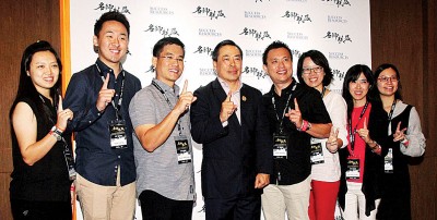 年轻听众向“独一无二”成功学之父黄荣盛取经。